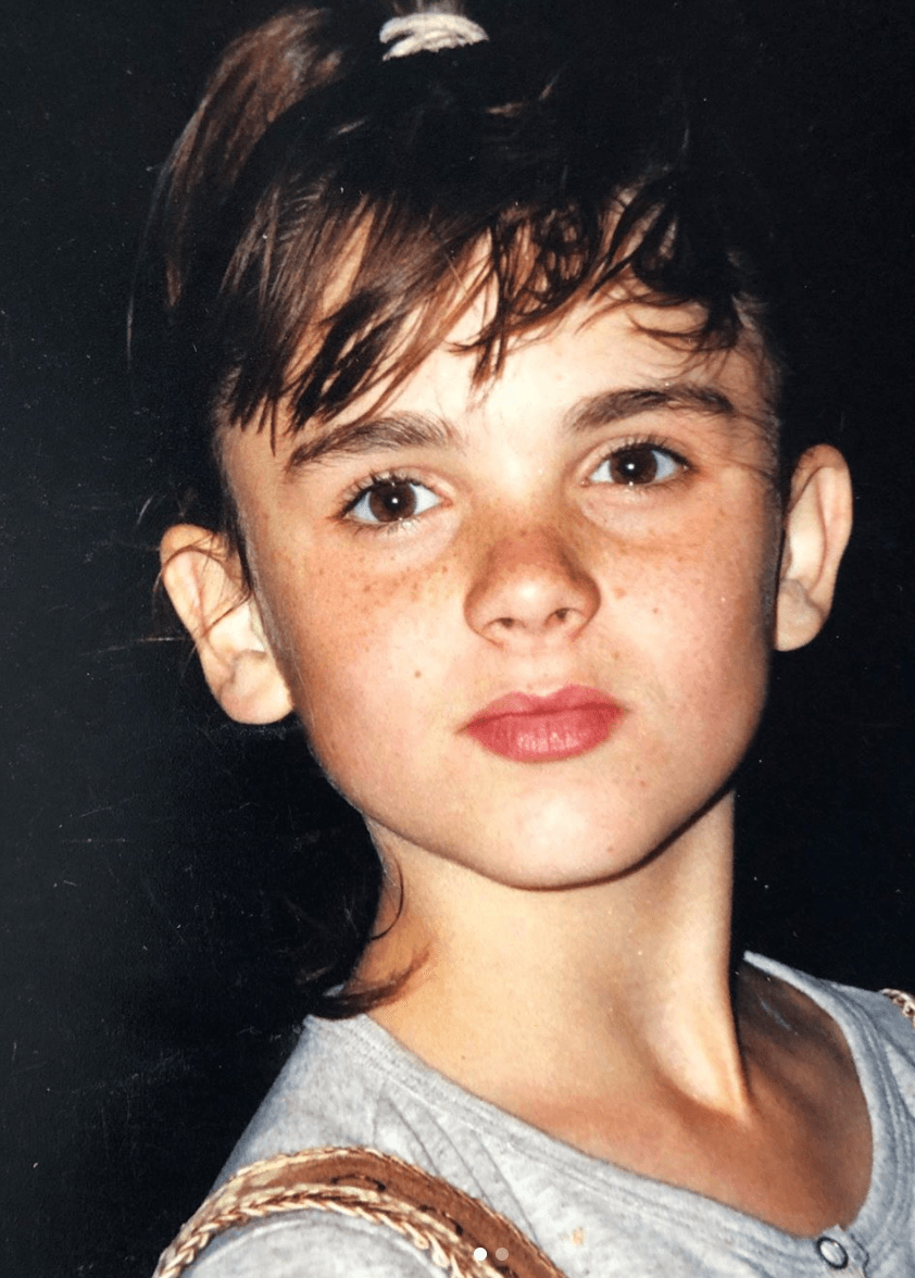 La actriz nació el 31 de mayo de 1985 en la Ciudad de México. Desde muy pequeña mostró su gusto por la actuación, lo que la llevó a iniciar su carrera a corta edad. Su debut fue en 1994 en la telenovela mexicana Imperio de Cristal. Aunque también fue parte del grupo musical Rollers Gómez.