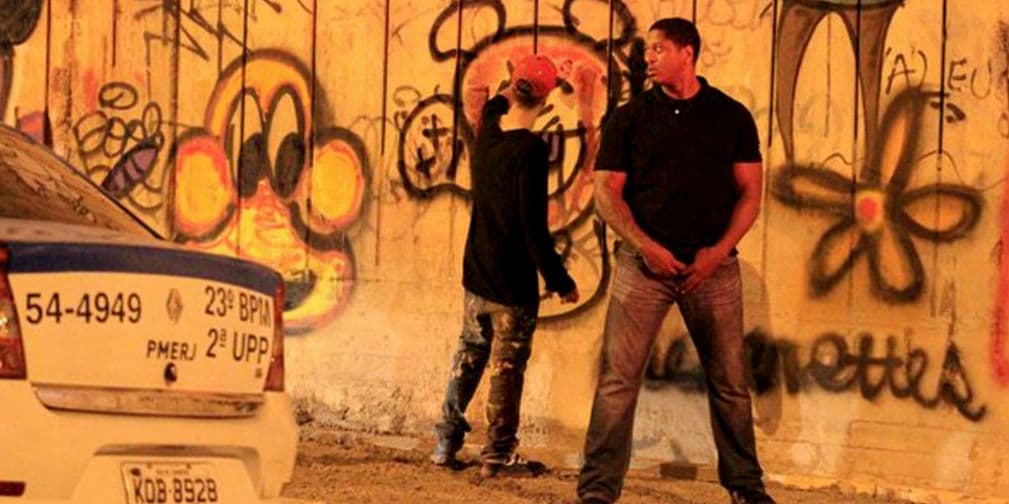 El intérprete de Baby fue captado graffitieando ilegalmente los muros, obvio bajo la protección de su guardaespaldas.