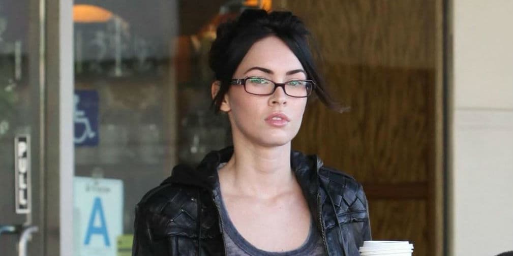 8. Megan Fox: ¿Quién dice que las chicas con gafas no son sensuales? La protagonista de Transformers se ve muy sexy.