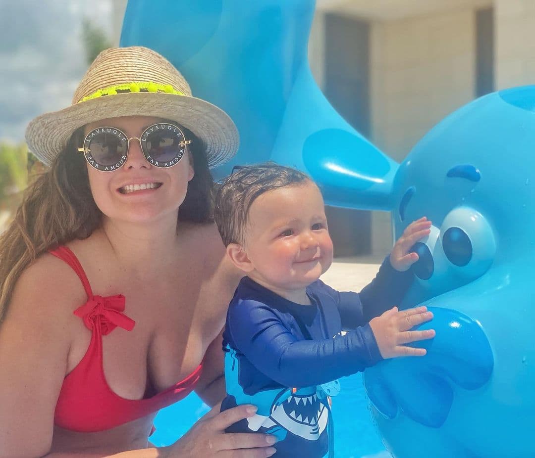 Mariana Echeverría y su hijo Lucca