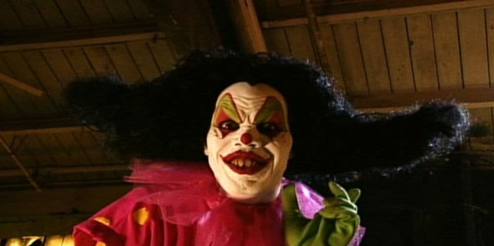 El terror se desencadena cuando un chico intenta convocar a Killjoy, el payaso diabólico. Neta, ¿qué necesidad? Caray...