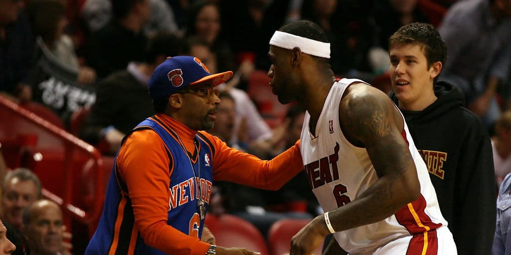 2. Spike Lee: Este importante director. fanático de los New York Knicks. fue protagonista en partidos de 1994.