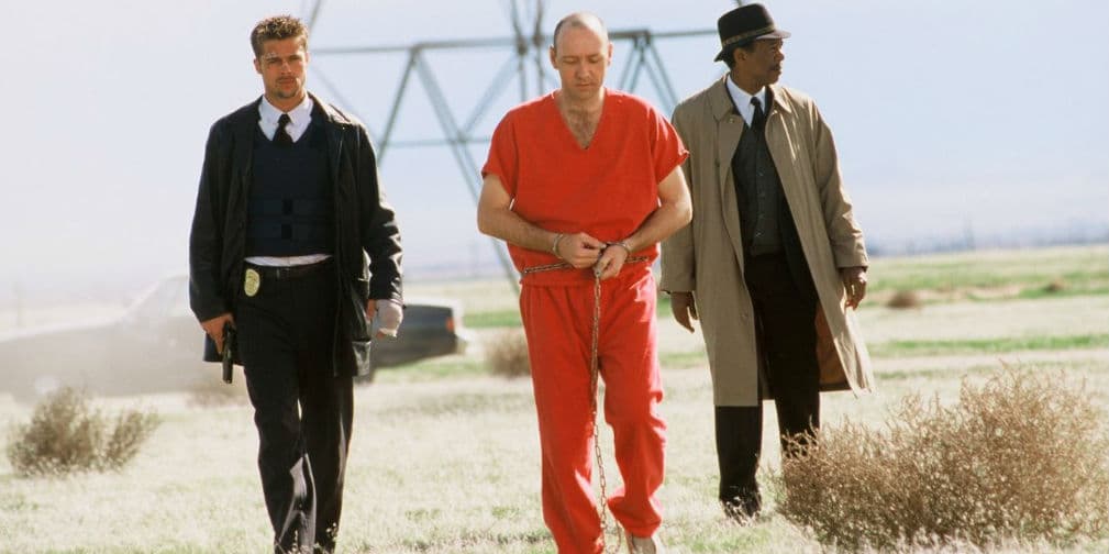 8. Seven (1995): Un par de detectives investiga los asesinatos cometidos por John Doe (Kevin Spacey), relacionados con los 7 pecados capitales.