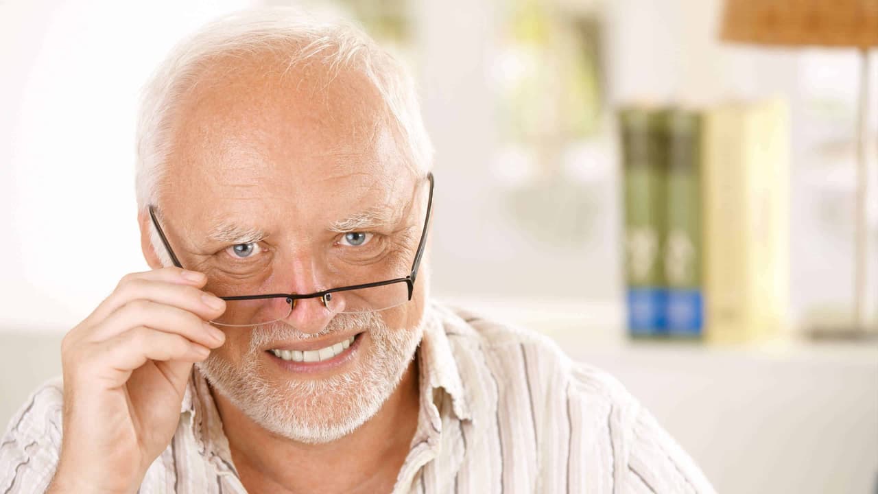 El internet conoció a este hombre y lo bautizó como "Hide the Pain Harold". Algo así como Harold, el hombre que ocultaba el dolor.