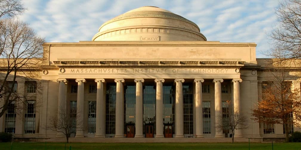 5. Amy Farrah Flower: Estudió neurología en Harvard.