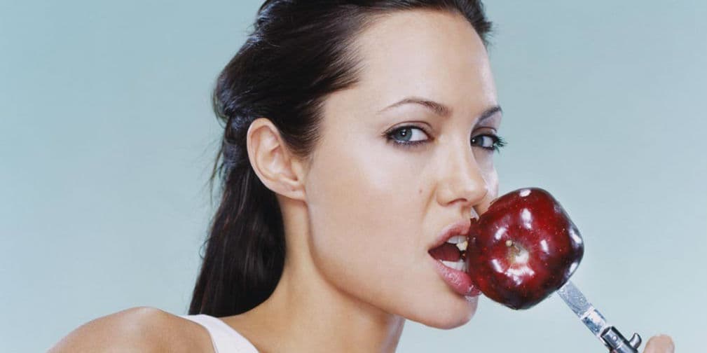 8. Angelina Jolie: Dijo que le parecían cool las relaciones sexuales donde uno de los involucrados lastima a otro.