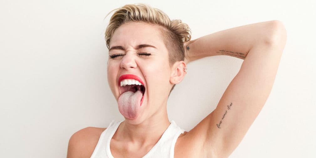 15. Miley Cyrus: Su actuación en los MTV Video Music Awards del 2013 indignó a sus más fieles seguidores.