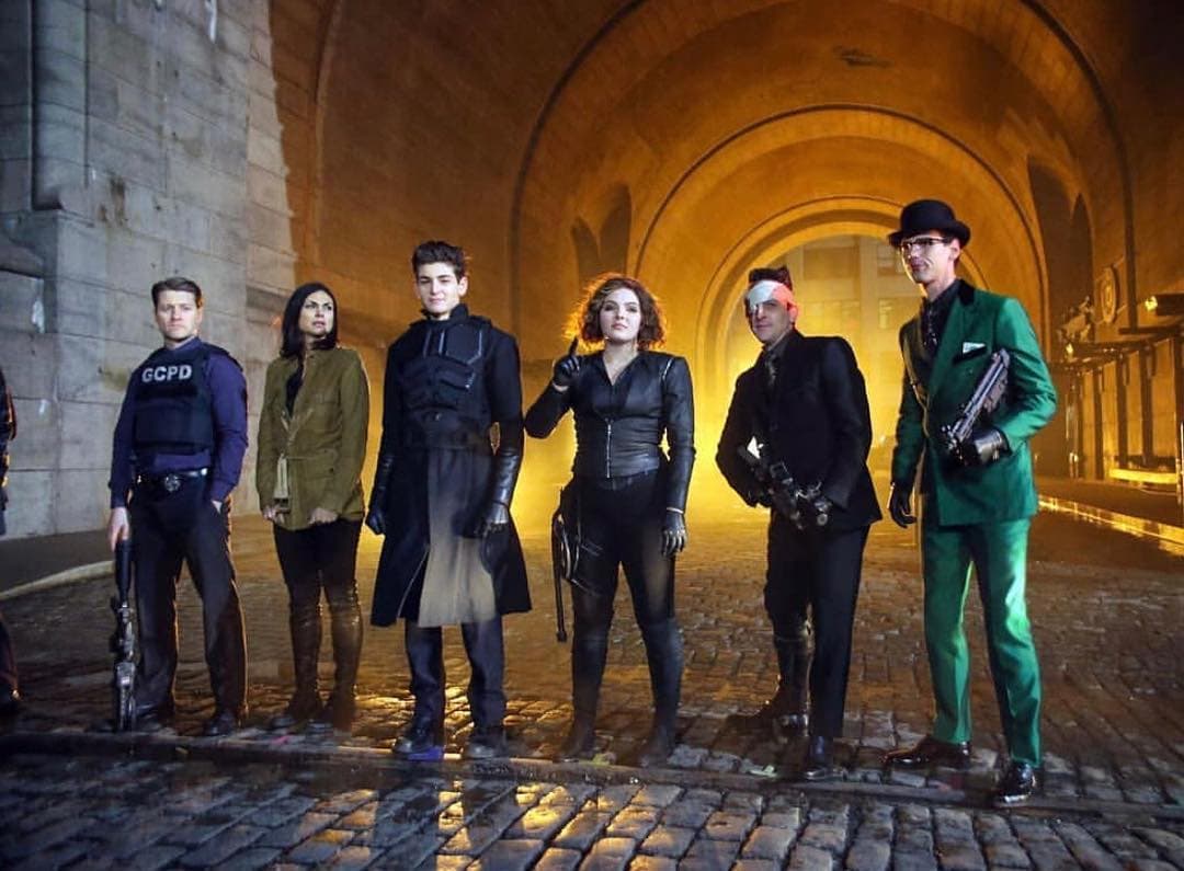 Gordon, Leslie Thompkins, Bruce Wayne, Selina Kyle, Pigüino y El Acertijo.