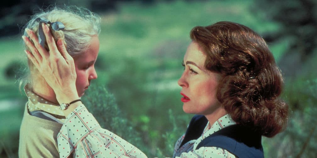 2. Joan Crawford: Faye Dunaway da vida a una madre alcohólica y abusiva en Mommy Dearest, basada en hechos reales.