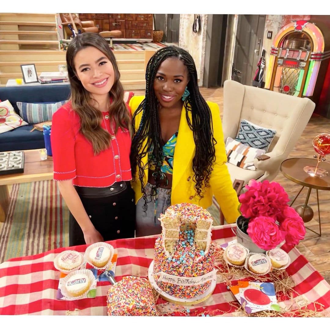 ¿Con la nueva Sam? Miranda Cosgrove celebra su cumpleaños en set de 'iCarly'