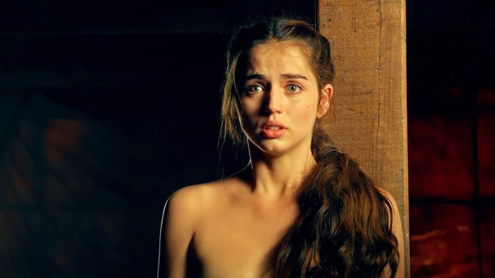 De 2010 a 2012 la vimos como la esclava Nerea en 'Hispania, la leyenda', la serie española ambientada en la península ibérica durante el siglo II a. C. Su personaje sólo quiere escapar, aunque le cueste su vida, para reunirse con su prometido, Paulo, pero muere asesinada al final de la segunda temporada en los brazos de él.