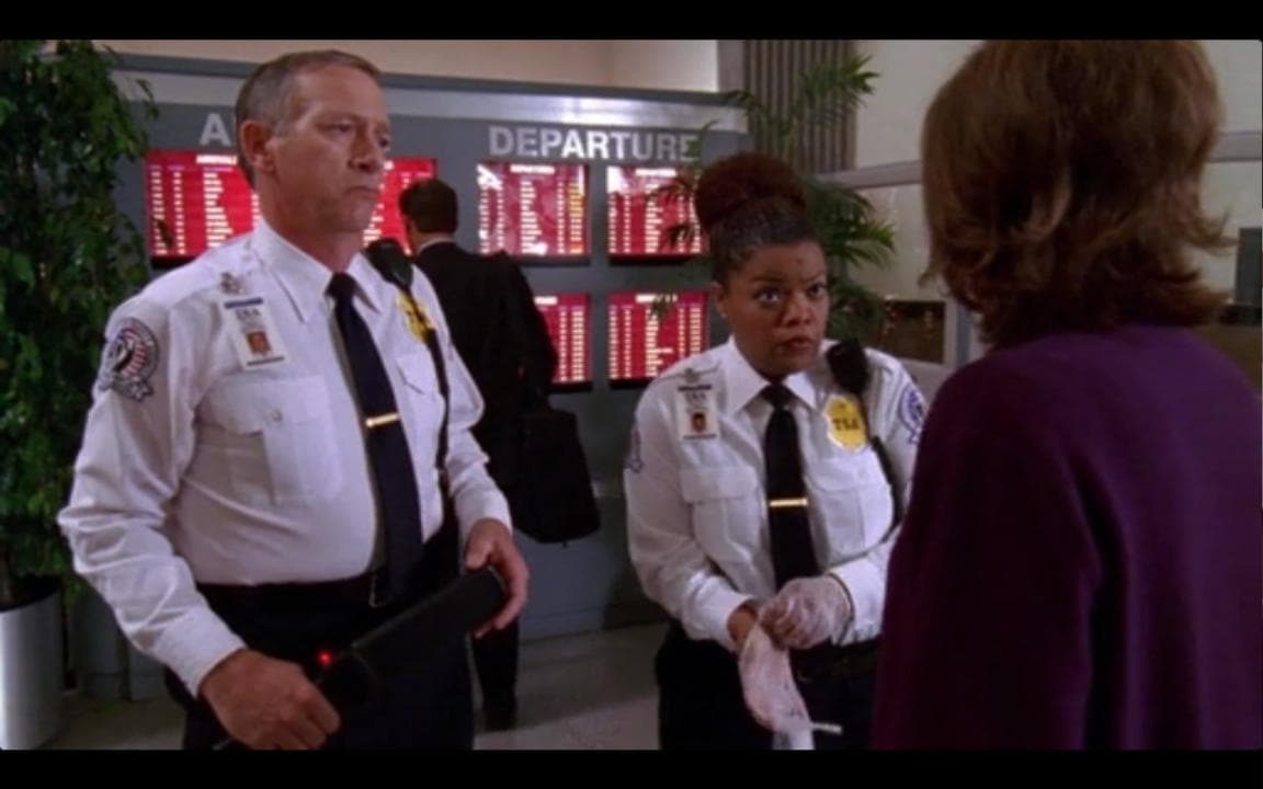 Mientras hacía su papel icónico como Helen en Drake y Josh, Yvette Nicole Brown salió en Malcolm el de en medio en el capítulo "Bride of Ida" (2006) como una guardia de seguridad.