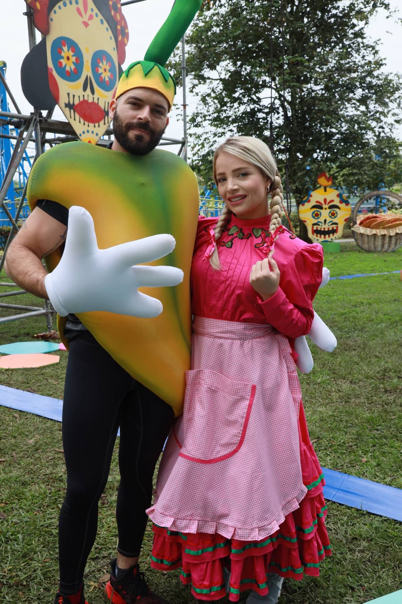 Los hombres tuvieron que usar botargas de chiles, mientras que las mujeres usaron vestidos.