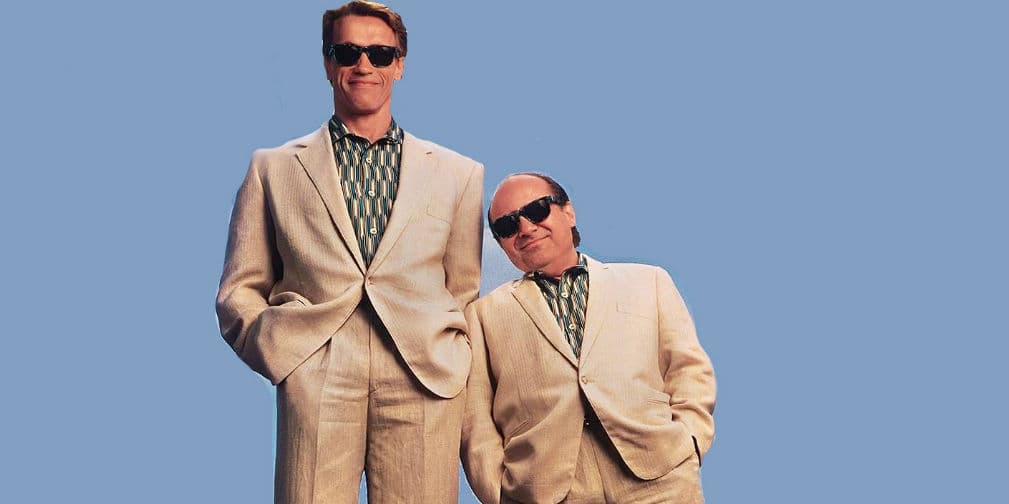 12. Arnold Schwarzenegger y Danny DeVito: Dieron vida a los gemelos más diferentes en la comedia Twins.