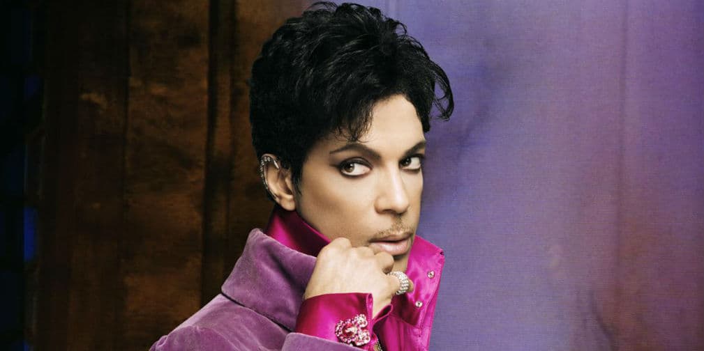 8. Prince: Aseguró que un ángel lo había curado de los ataques de epilepsia que le acompañaban desde su nacimiento.