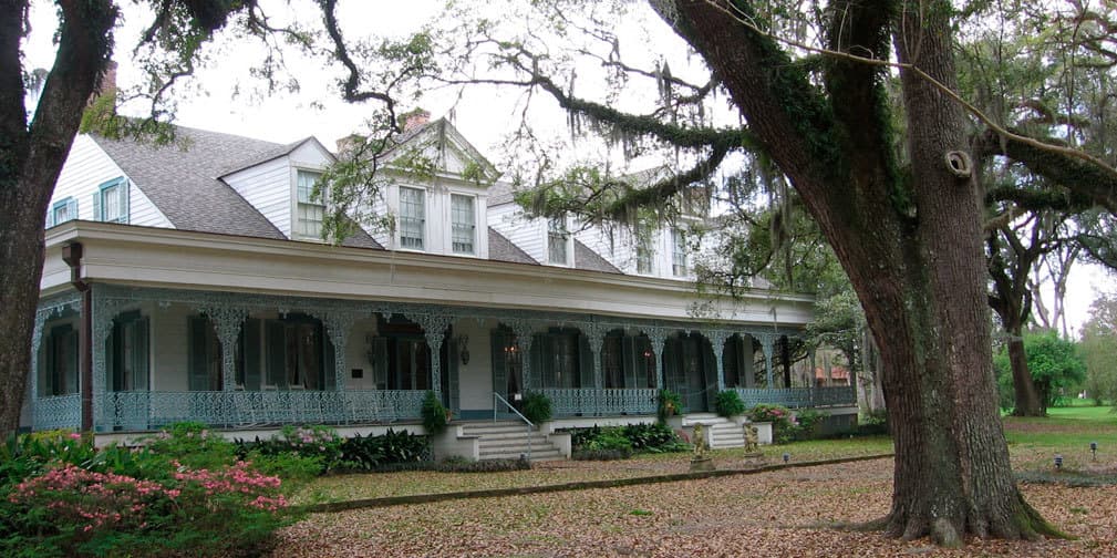 Dicen que el fantasma de la sirvienta del dueño se pasea por Myrtles Plantation asustando a los visitantes.