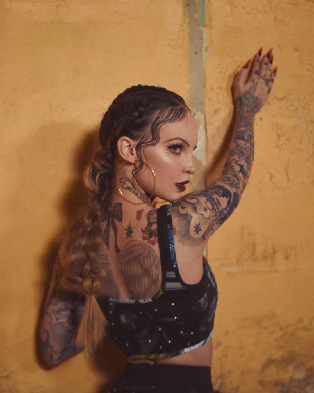 También participó el cantante de urbano Lalo Ebratt. Durante el video de promoción el estilo de Belinda era completamente distinto.En el avance apareció con dos coletas y una blusa amarilla, con un estilo noventero.