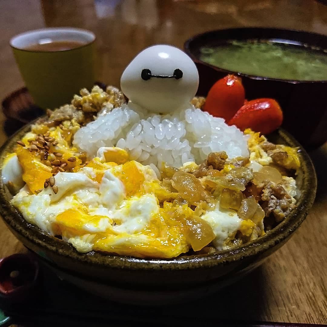 Originalmente, este tipo de creaciones decoradas tenía el objetivo de interesar a los niños por la comida y animarles a ampliar sus hábitos alimenticios. Actualmente ha evolucionado hasta el punto de celebrarse concursos nacionales.