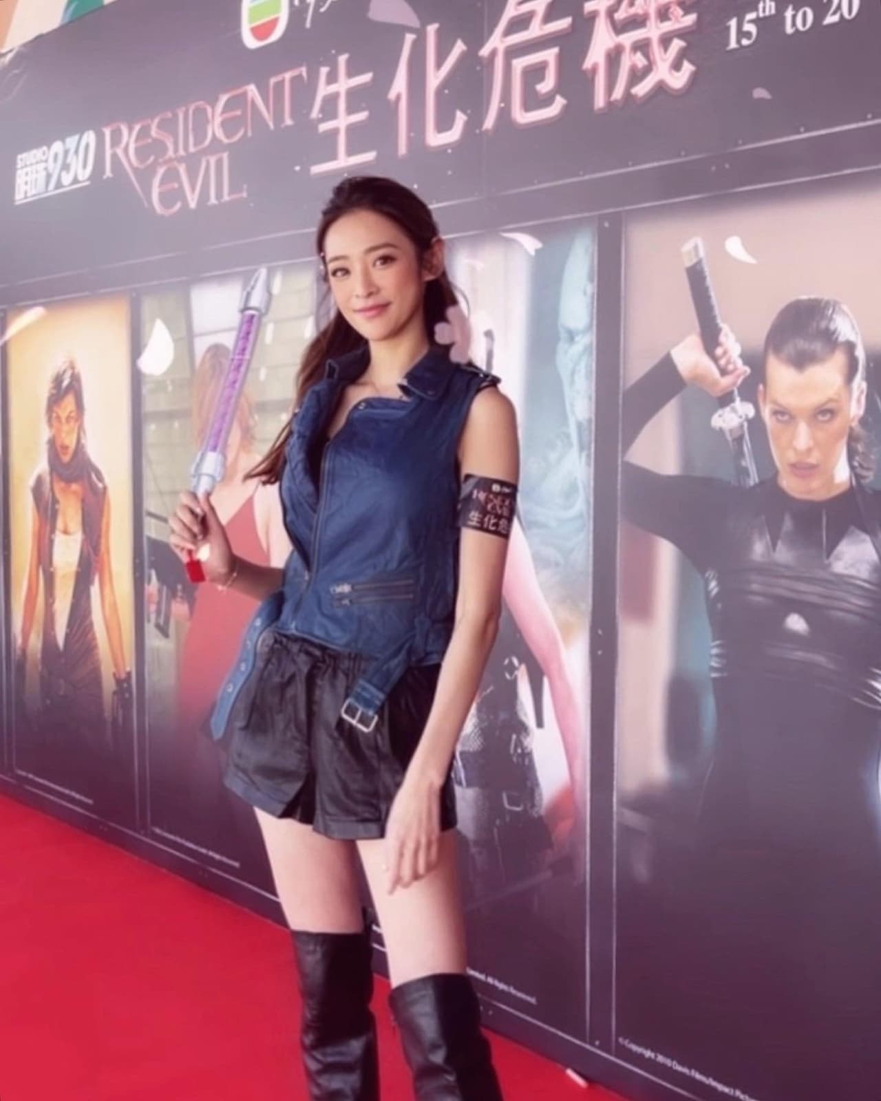 Incluso personalidades como Celina Haro, concursante de Miss Hong Kong 2020, han hecho cosplay de este personaje, aquí en una alfombra roja de la película protagonizada por Milla Jovovich.