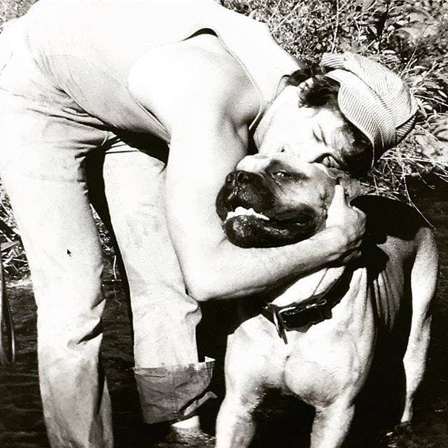"Me encantan las fotos como esta. Cuando estaba totalmente en bancarrota, tenía dos pantalones que apenas me quedaban, los zapatos con agujeros y los sueños de tener éxito estaban tan lejos como el sol... Pero tenía a mi perro, BUTKUS, mi mejor amigo, mi confidente, y el único que te ama seas famoso o no", contó el actor cuando publicó la foto.
