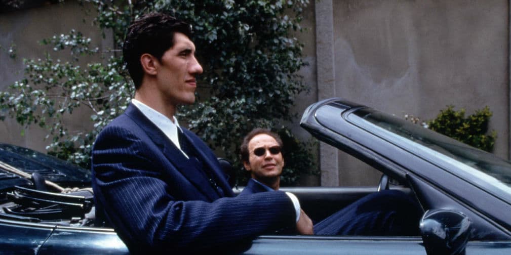 10. Gheorghe Muresan (2.32 metros): Considerado el jugador más alto de la NBA, lo vimos junto a Billy Crystal en My Giant (1998)
