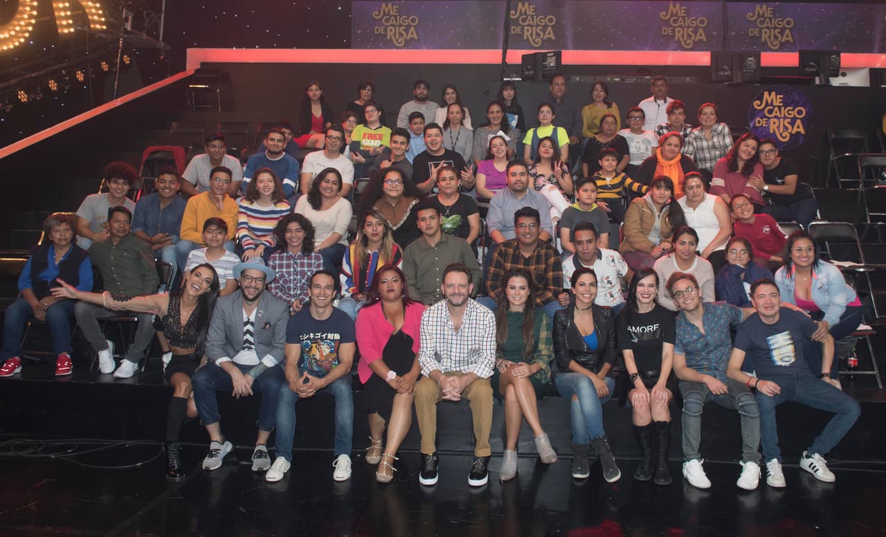 Y también de la invitada y todos con el público.