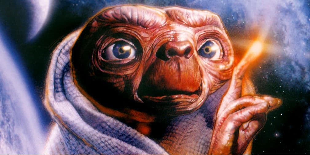 E.T. es uno de los alienígenas más adorables que ha llegado al cine. Durante toda la película sientes ganas de protegerlo de todo mal.