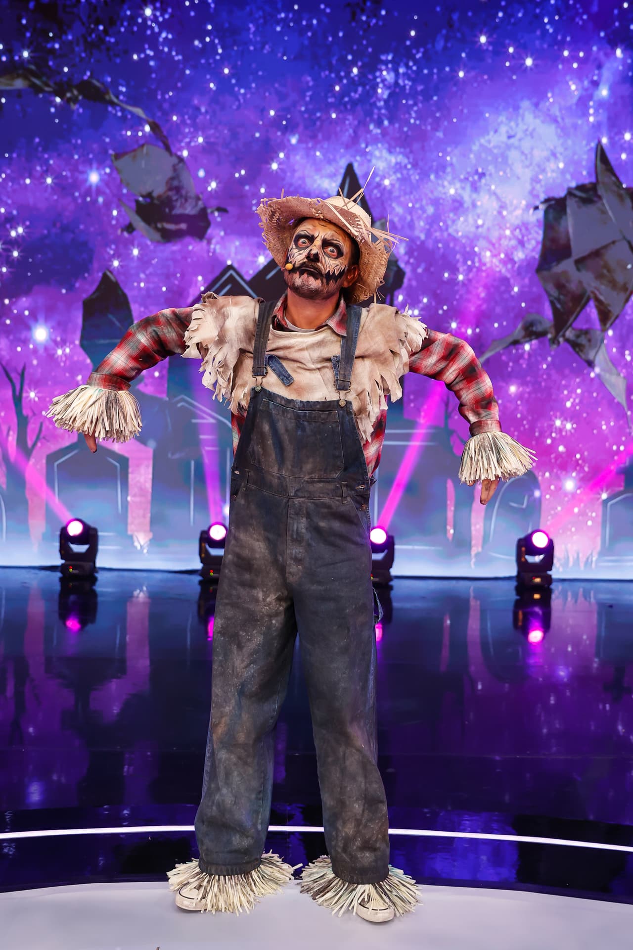 También vimos a
<b>Fastlicht</b> como espantapájaros. Nos dijo que pidió que hicieran su maquillaje tenebroso y le gustó mucho el resultado.