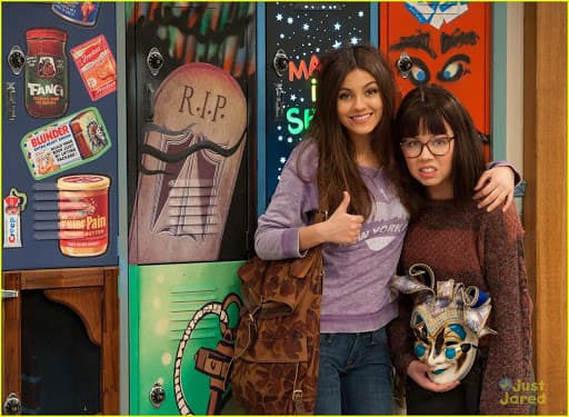 2012 - 'Crazy Ponnie' en Victorious: Tori, la protagonista, enfrenta encuentros extraños y atemorizantes con un estudiante llamada Ponnie que nadie más cree que es real; y sí, ese pape fue de Jennette.