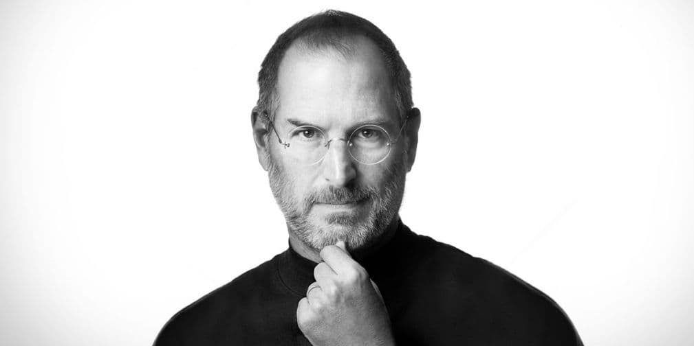 10. Steve Jobs: Una disputa interracial entre sus padres terminó con su adopción por Paul y Clara Jobs.