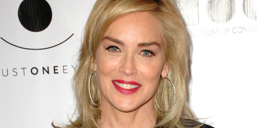 3. Sharon Stone: Tiene un cociente intelectual de 150. Con solo 15 años recibió una beca para estudiar en la universidad.