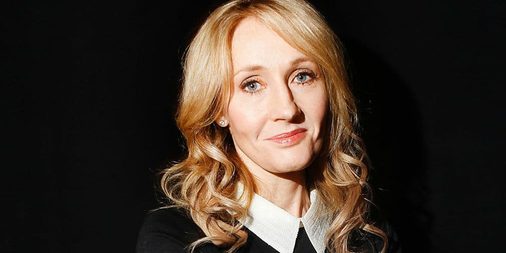 8. J.K Rowling: Fue rechaza por al menos una docena de editores que no creyeron en el trabajo que escribía.