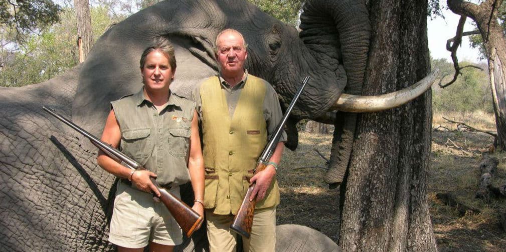 2. Rey Juan Carlos: Desató la polémica entre los defensores de animales, quienes critican la caza.