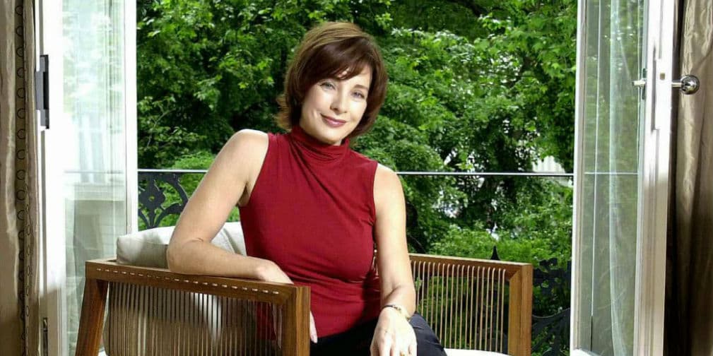 2. Anne Archer: Actualmente su hijo, Tommy Davis, es el jefe del Centro de Celebridades de la Iglesia.