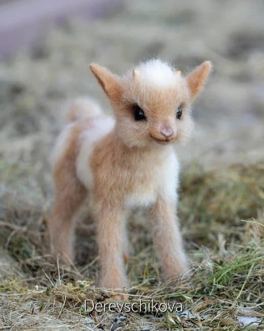 La técnica consiste en enhebrar y tejer.