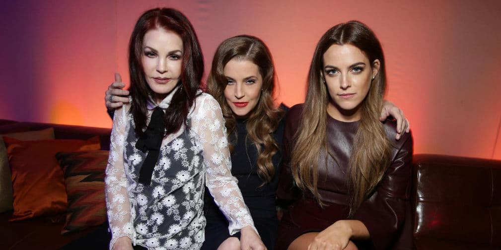 6. Priscilla Presley: La ex mujer de Elvis Presley fue adoptada por el segundo esposo de su madre.