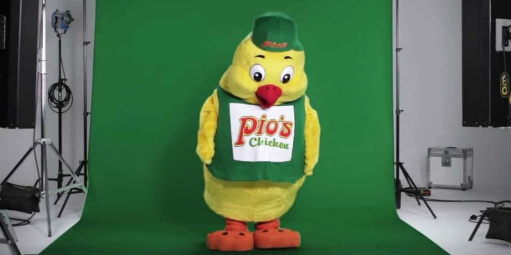 4. Pios Chicken: No es solo una pollería. Este personaje de peluche formó parte del show El especial del humor.
