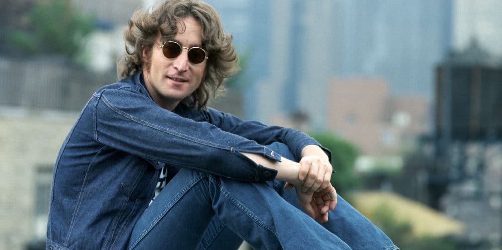 9. John Lennon: Un fan de los Beatles, David Chapman, le disparó cinco veces acabando con la vida del músico.