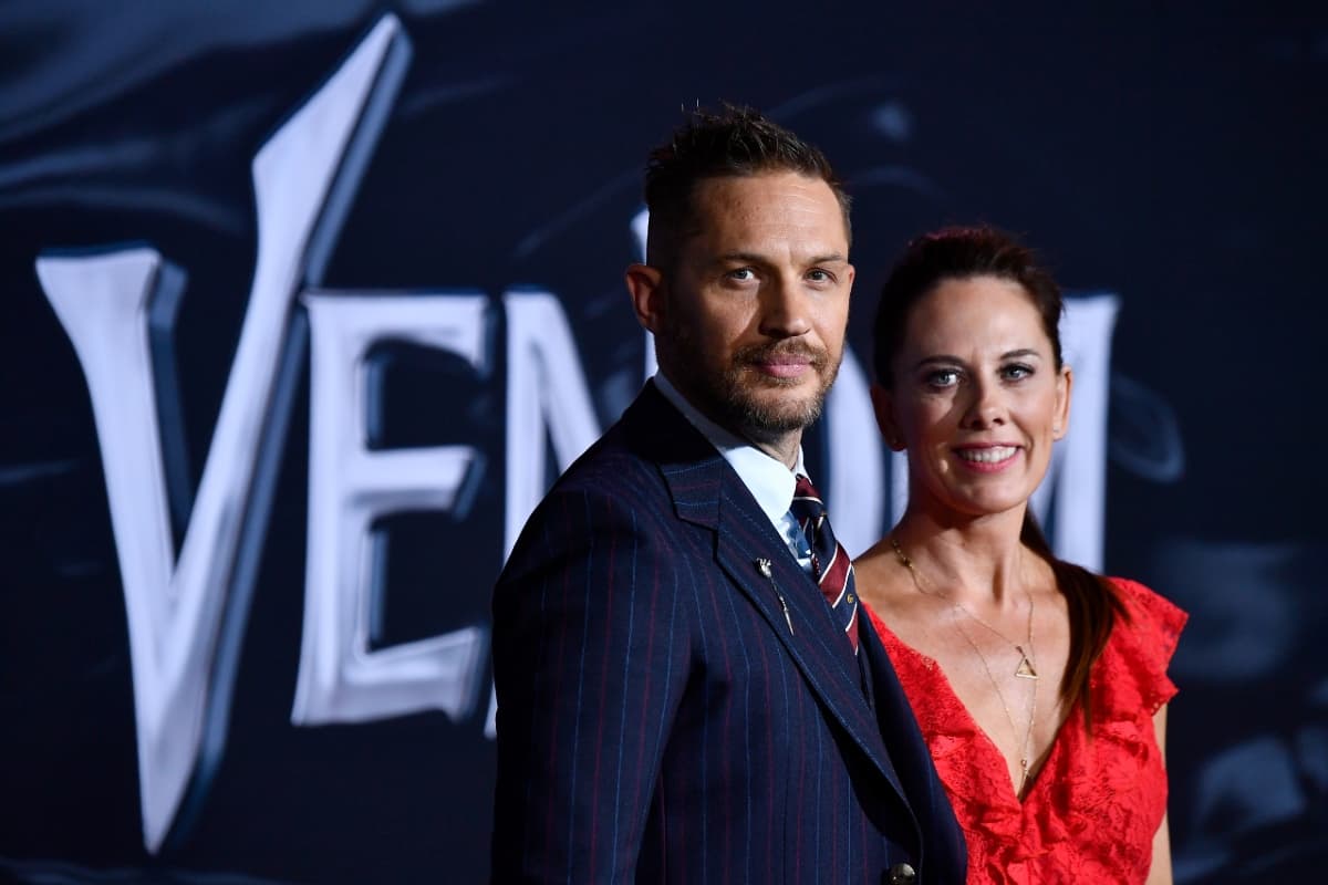 Tom Hardy y Kelly Marcel en la premiere de 'Venom' (2018).