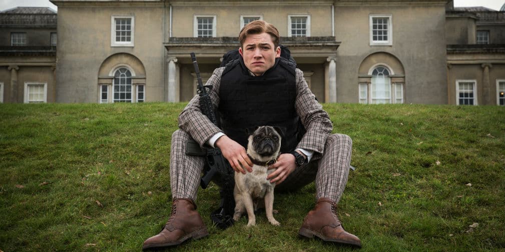5. Kingsman: Eggsy, el agente secreto interpretado por Taron Egerton, tiene un Pug como fiel compañero.