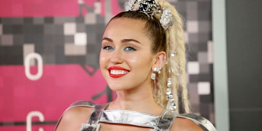 10. Miley Cyrus: Compartió en 2009 una foto estirándose los ojos como china y le fue prohibida la entrada a China.