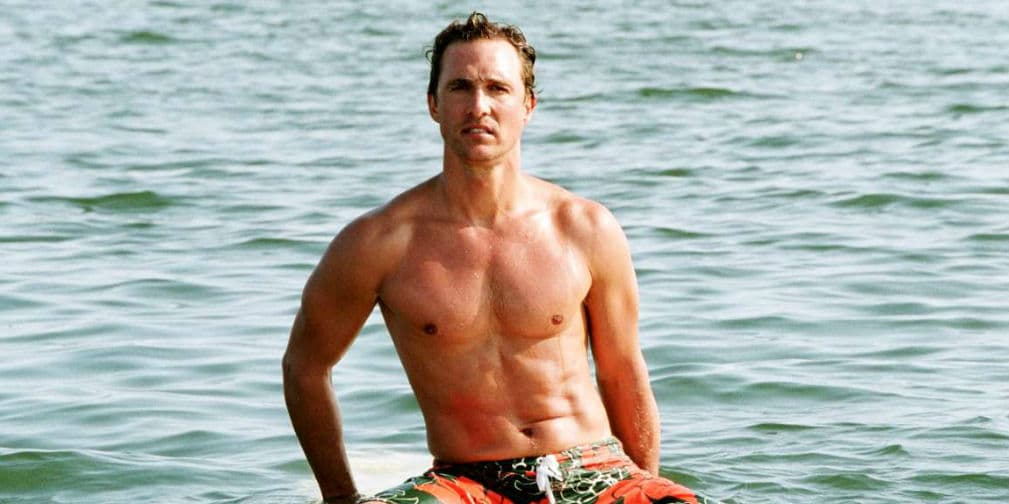 7. Matthew McConaughey: Sin duda sabe lo que tiene, ya que no tiene problema en salir con el torso desnudo.