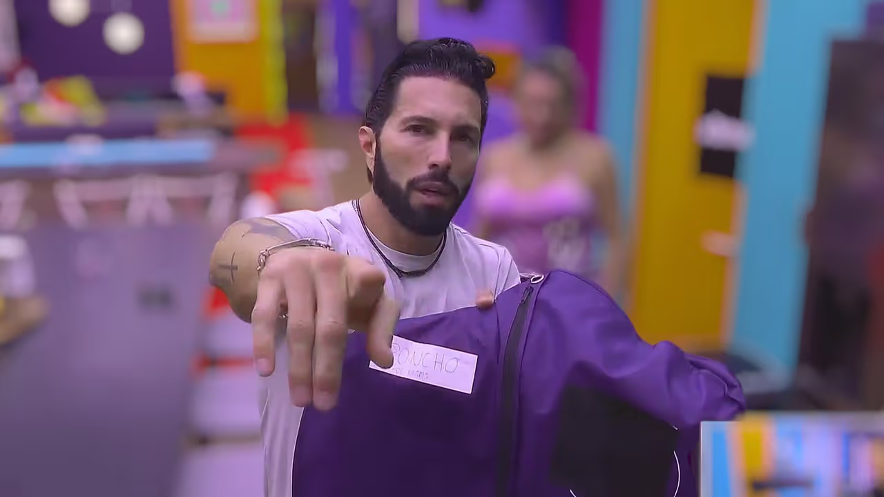 Poncho de Nigris está muy molesto porque no le han llevado ropa bonita ...