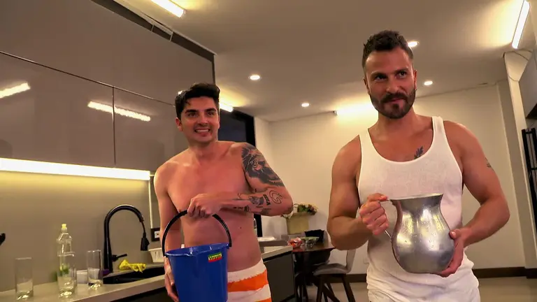 Jesús y Sina se vengan de Rey Grupero en la alberca | Shows ...